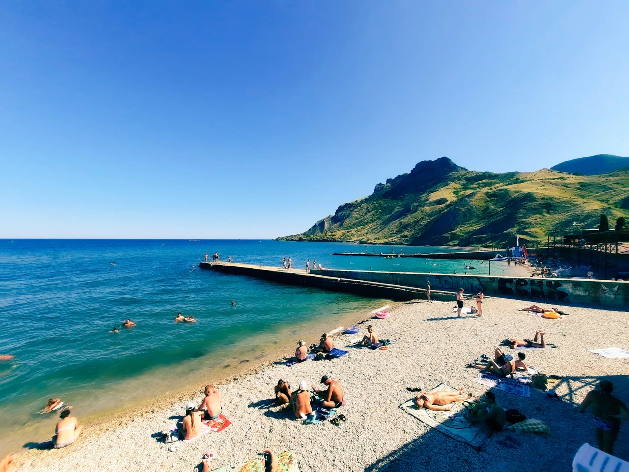 Панорама пляжа и Карадага