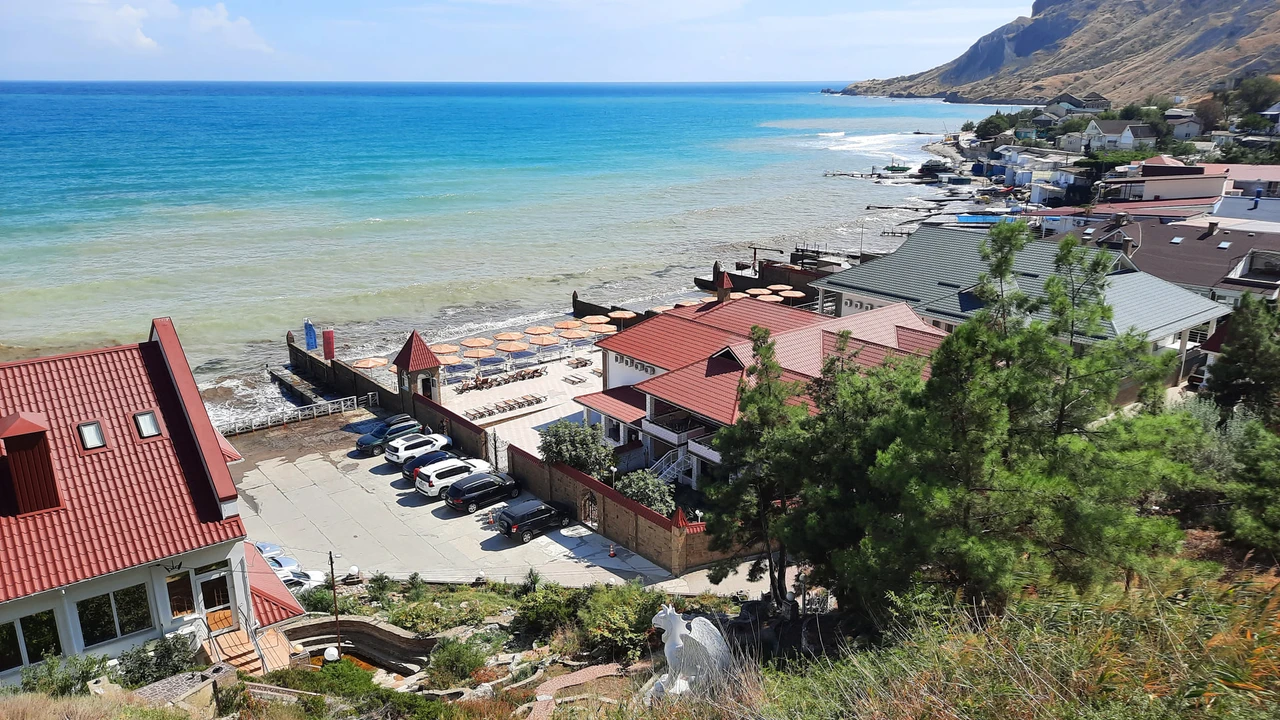 Вид сверху на пляж и море