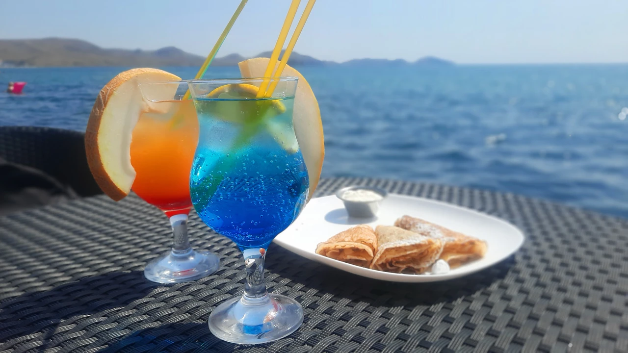 Коктейли с видом на море